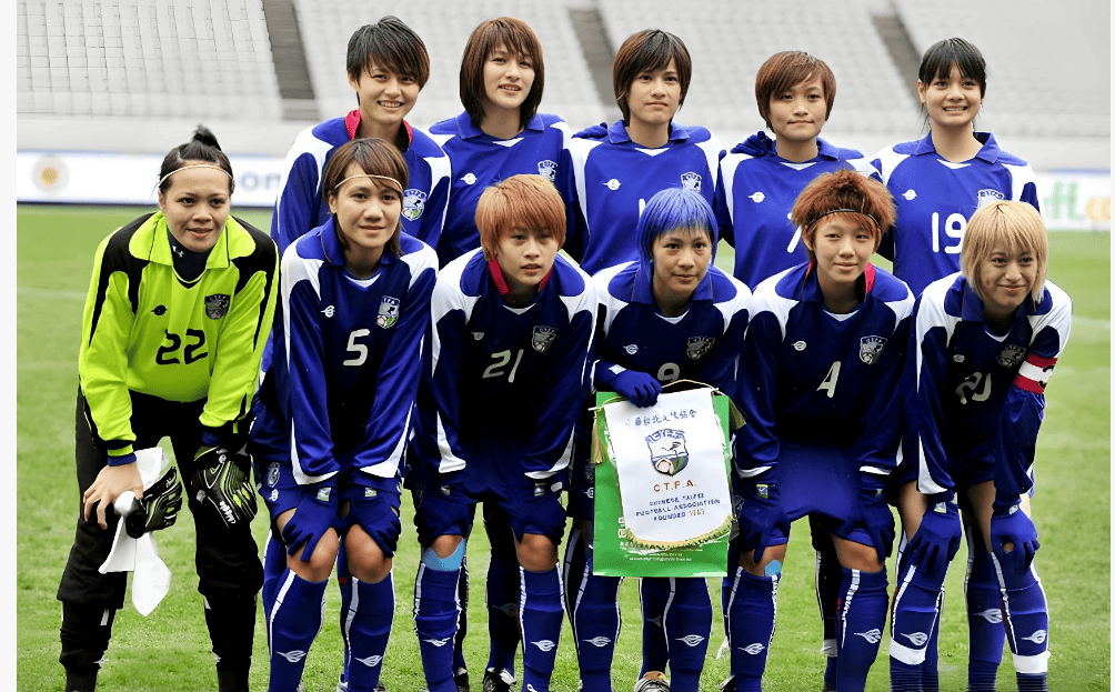 喜获胜利：女子足球队实力碾压对手