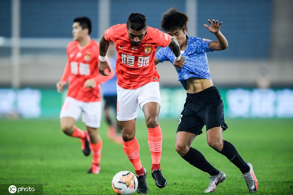 河北华夏幸福客场大胜大连人，取得三连胜