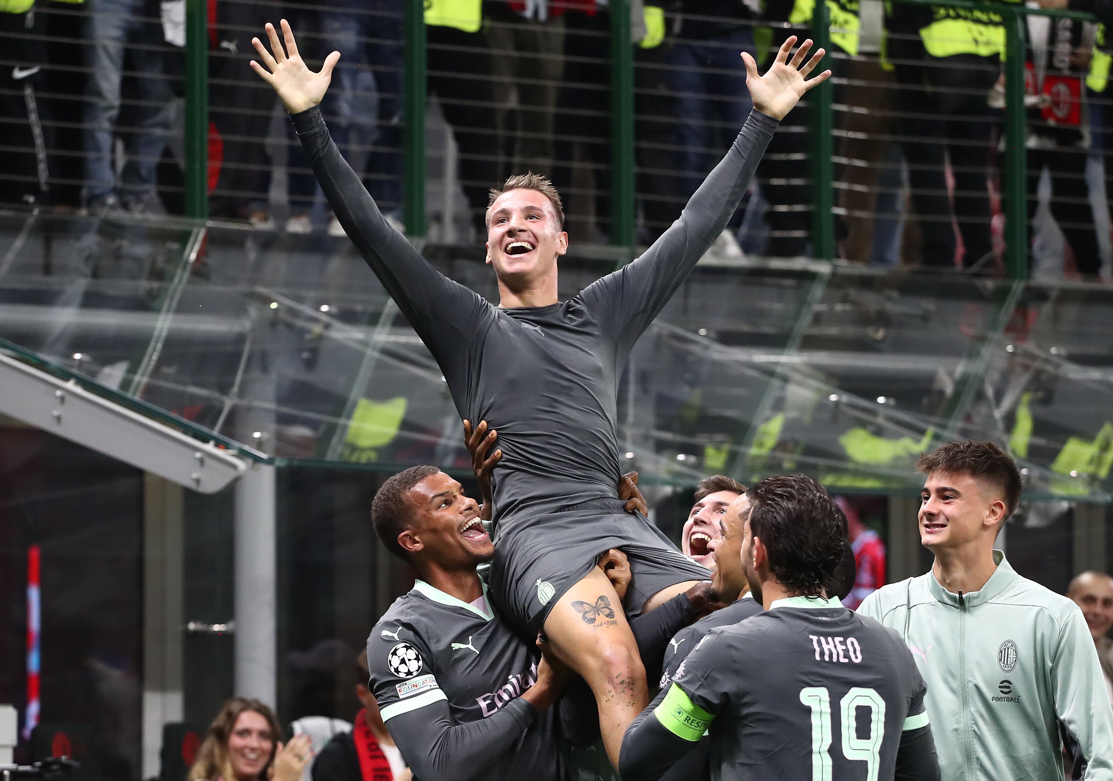 欧冠比赛精彩绝伦，球员技术精湛