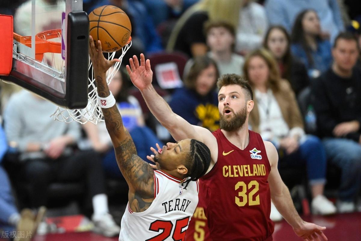 公牛轻取骑士，取得赛季首胜