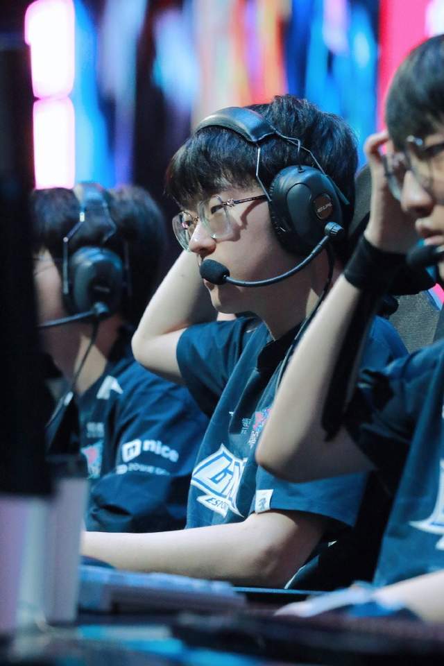 包含RNG绝杀HLE,Ruler拿下关键大龙激烈交锋四强赛,留下经典瞬间的词条 包含RNG绝杀HLE,Ruler拿下关键大龙激烈交锋四强赛,留下经典瞬间的词条