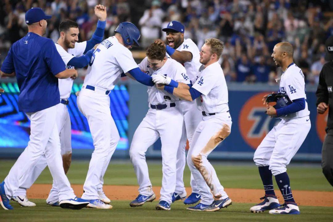 包含马来西亚队完胜法国队，黄鸭组合关键制胜的词条