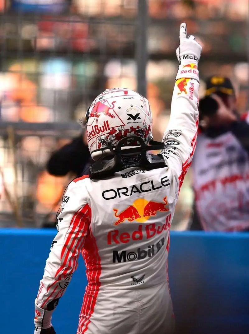 红牛二队横扫迈凯伦,拉塞尔带队取胜 红牛二队横扫迈凯伦,拉塞尔带队取胜